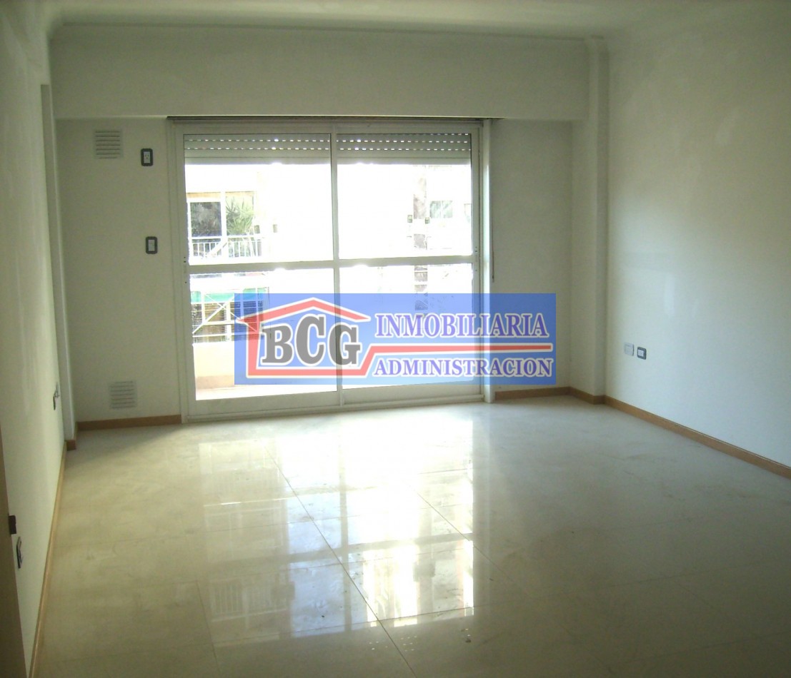 Monoambiente al frente con balcon