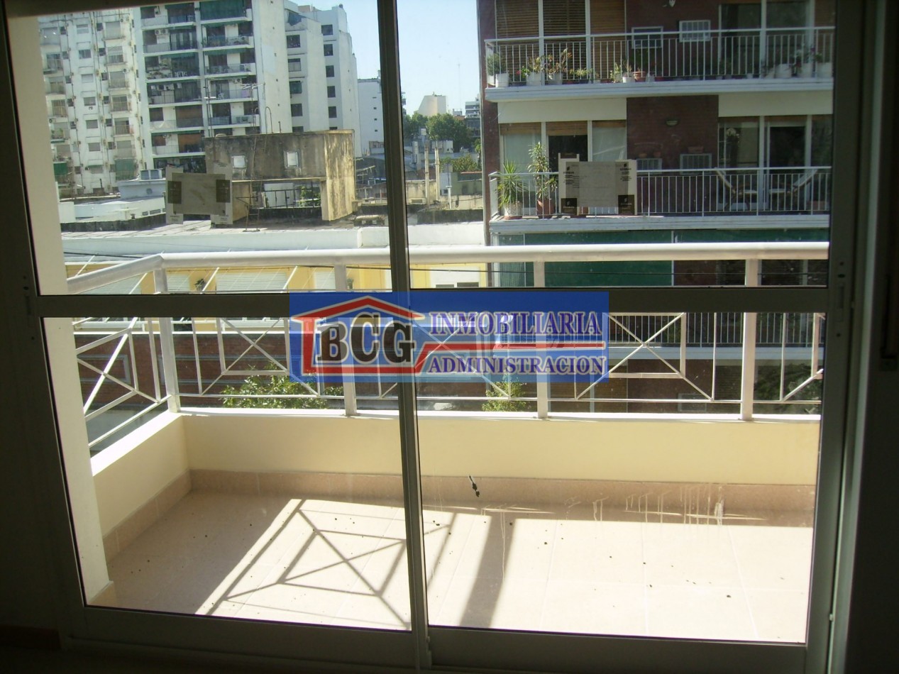 Monoambiente al frente con balcon